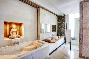 Postel nebo postele na pokoji v ubytování BoHo Hills Bali