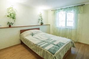 Säng eller sängar i ett rum på Apartment on Zhukovskogo