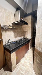 Nhà bếp/bếp nhỏ tại Elegant 3BR Apt with Banani Views ,Great Location