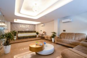 ein Wohnzimmer mit Sofa und Tisch in der Unterkunft Leaf 9 Grand, Near Udyog vihar and Yashobhoomi in Gurgaon