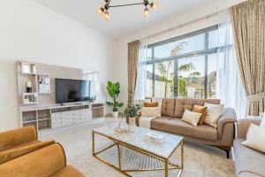 Un lugar para sentarse en Modern 3BR with Mountain Views and Private Pool in Al Dana Island, Fujairah by Deluxe Holiday Homes