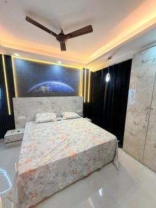 Un dormitorio con una cama y un cuadro en la pared. en The Luxury Heaven, en Ghaziabad