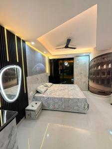 Un dormitorio con una cama grande y un espejo. en The Luxury Heaven, en Ghaziabad