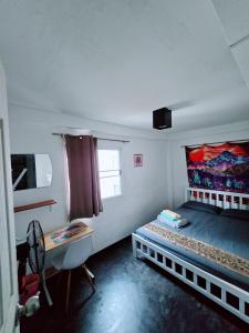 a bedroom with a bed and a desk in it at Jatujak Bangkok guesthouse R 03-06 in Sathani Bang Su