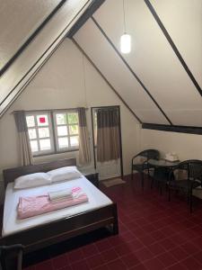 En eller flere senge i et værelse på Koh Yor Resort เกาะยอรีสอร์ท + 1 billede