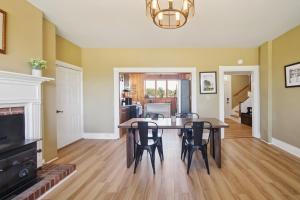 ein Esszimmer mit Tisch und Stühlen in der Unterkunft Peaceful Retreat with Scenic Surroundings home in Inwood