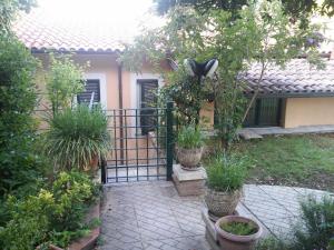 a gate to a house with potted plants on it at B&B Porta Bazzano in LʼAquila