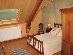 a bedroom with a bed and a window at Le Deyran in Égliseneuve-dʼEntraigues