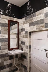 a bathroom with a sink and a mirror at Pathayam Inn in Tiruvannāmalai +80 photos