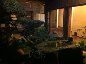 Puutarhaa majoituspaikan Tobaya Ryokan ulkopuolella