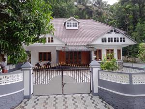 Zdjęcie z galerii obiektu 3 BHK with 2 Bath for family short stays w mieście Thodupuzha +2 zdjęcia