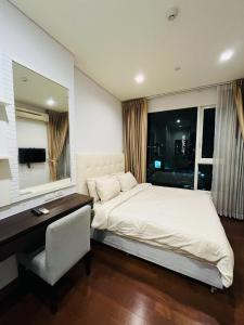 Dormitorio con escritorio, cama, escritorio y silla en Thong Lor Luxury condo with Swimming Pool, Fast Wifi, en Sathani Khlong Tan 17 fotos más
