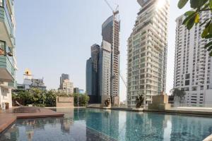 una piscina en una ciudad con edificios altos en Thong Lor Luxury condo with Swimming Pool, Fast Wifi, en Sathani Khlong Tan
