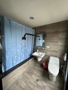 Ένα μπάνιο στο 幸福時潮旅宿本館l宜蘭包棟民宿依人數開房 +14 φωτογραφίες