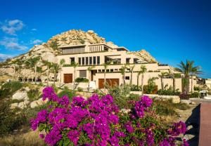 une maison à flanc de montagne avec des fleurs dans l'établissement Villa Pacific West, à Cabo San Lucas