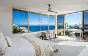 - une chambre avec un lit et une vue sur l'océan dans l'établissement Villa Pacific West, à Cabo San Lucas