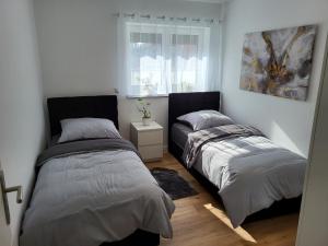 Ένα ή περισσότερα κρεβάτια σε δωμάτιο στο Villa Asih