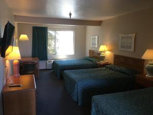 TV a/nebo společenská místnost v ubytování Applegate Inn
