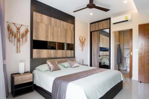 Postel nebo postele na pokoji v ubytování Pool view Rawai condo by IBG Property 102 + 40 fotografií