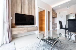 TV a/nebo společenská místnost v ubytování Pool view Rawai condo by IBG Property 102