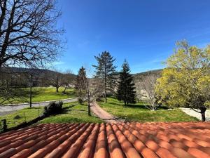 una vista desde el tejado de una casa en Le Koutoucou, en Douelle 7 fotos más