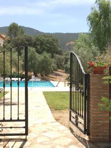 Bazén v ubytovaní Casas Rurales La Loma Del Carrascal alebo v jeho blízkosti