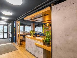 マインツにあるB&B HOTEL Mainz-Südのキッチン(植物の入ったカウンター付)