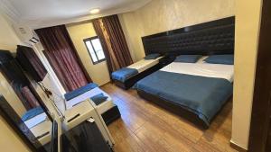 a hotel room with a bed and two beds sidx sidx sidx at فندق برستيج العقبه Prestige Hotel in Aqaba