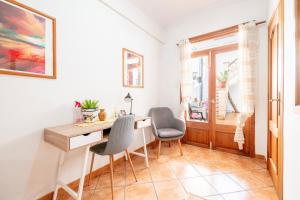 a home office with a desk and two chairs at La Casa Di Ines in Porto Cristo