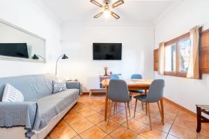 a living room with a couch and a table at La Casa Di Ines in Porto Cristo