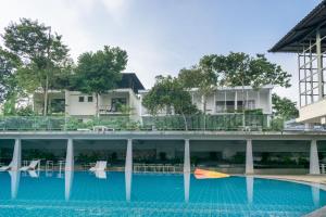 Bazén v ubytování Lionton Resort by Z Vacations nebo v jeho okolí