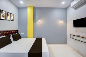 ein Schlafzimmer mit einem Bett und einem Fernseher an der Wand in der Unterkunft Hotel O RIO in Durg + 43 Fotos