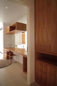 Cette chambre dispose d'un bureau en bois avec un miroir. dans l'établissement Bangtao Luxury 4 bedroom villa Lux Pride, à Ban Pak Lak