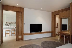 un salon avec une télévision à écran plat sur un mur dans l'établissement Bangtao Luxury 4 bedroom villa Lux Pride, à Ban Pak Lak