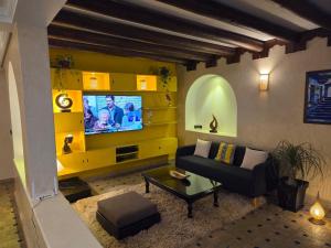 un salon avec un canapé et une télévision dans l'établissement Marrakech atmosphere in Casablanca, à Casablanca