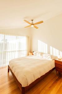 Ένα ή περισσότερα κρεβάτια σε δωμάτιο στο Two Suns and a Moon