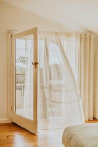 Ένα ή περισσότερα κρεβάτια σε δωμάτιο στο Two Suns and a Moon