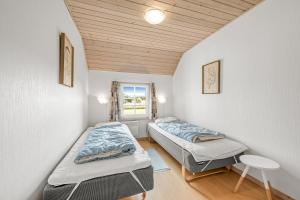 Ένα ή περισσότερα κρεβάτια σε δωμάτιο στο Large Holiday Home On 2 Levels, With Views Of Ringkøbing Fjord And Outdoor Wellness