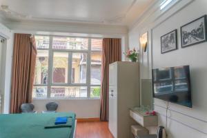 een kamer met een raam en een tafel en stoelen bij The Lake Silk Hanoi Boutique Hotel & Spa in Hanoi +39 foto's