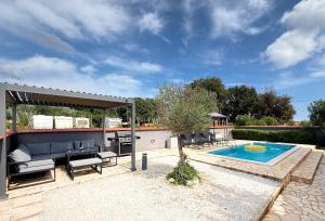 une cour arrière avec une piscine et un pavillon dans l'établissement Villa Lara II with private pool, à Ližnjan
