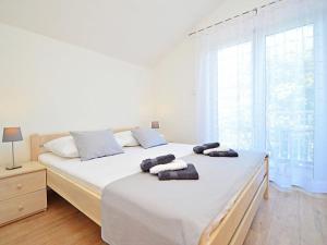 ein Schlafzimmer mit einem großen Bett mit Handtüchern darauf in der Unterkunft Apartmani Luka & Iva in Šibenik