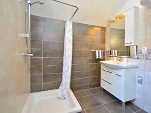 ein Badezimmer mit Dusche und Waschbecken in der Unterkunft Apartmani Luka & Iva in Šibenik