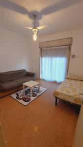 パテルノーにあるLa Luna e la Rana Vacation Homeのソファとテーブルのあるリビングルーム