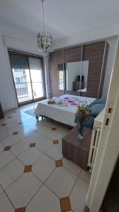 パテルノーにあるLa Luna e la Rana Vacation Homeの大きなベッドルーム(ベッド1台、大きな鏡付) +7枚の写真