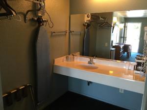A bathroom at Applegate Inn