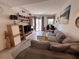 a living room with a couch and a tv at Villa Amalia 25 Phase II in Torrevieja