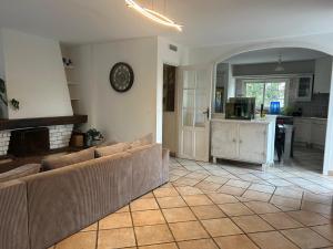 リュクシアナにあるMaison de charme en bord de merのソファとキッチンのあるリビングルーム