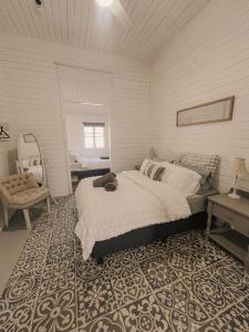 Ένα ή περισσότερα κρεβάτια σε δωμάτιο στο Oakmore Cottage Charming Queenslander - Central location +3 φωτογραφίες