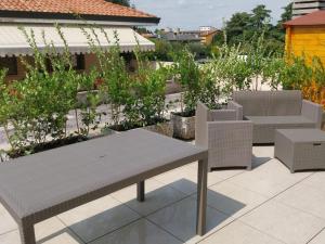 a bench sitting on top of a patio at Aurora Rooms and Suite in Albignasego