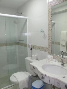 uma casa de banho com um WC, um lavatório e um chuveiro em Hotel & Pousada Princesa Isabel Rua Teresa em Petrópolis